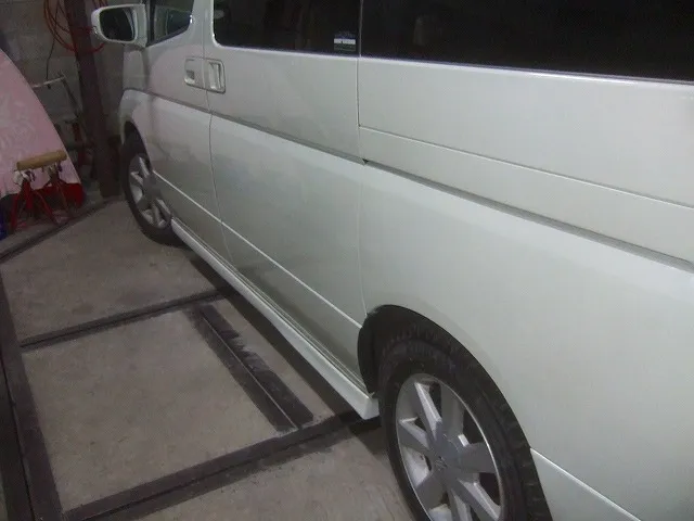 日産エルグランド板金修理です。